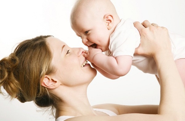 Sử dụng sản phẩm dưỡng da dành cho em bé cũng là biện pháp giúp bạn làm đẹp các vùng da khô. 
