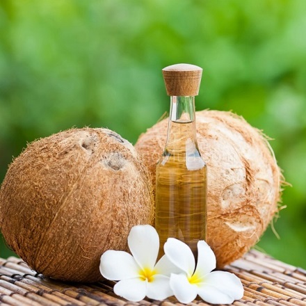 Dầu dừa có tác dụng cung cấp cho làn da một lượng dầu cần thiết nhằm duy trì độ ẩm chống lại những dấu hiệu khô da.