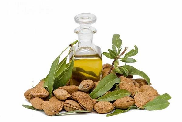 Dầu Olive và dầu thầu dầu có tác dụng giữ ẩm, mang đến cho bạn một làn da mịn màng và mềm mại. 