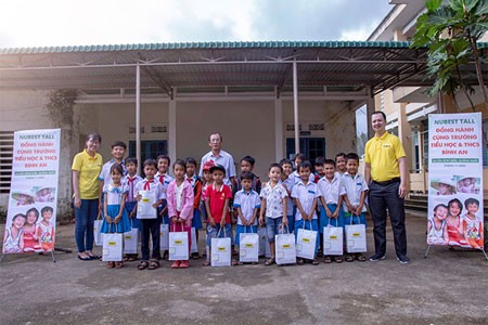 TVBUY đến thăm và tặng quà cho trẻ em huyện Bình Sơn, Quảng Ngãi sau bão