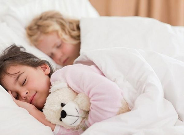 Giấc ngủ ảnh hưởng rất lớn đến sự phát triển chiều cao của trẻ
