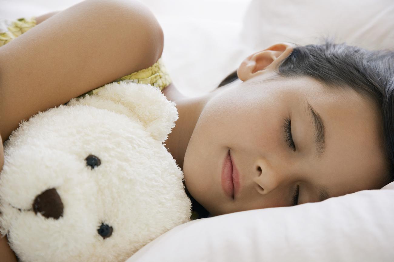 ở giai đoạn 3-9 tuổi cần cho trẻ ngủ đủ giấc để tăng cường sản sinh hocmon tăng trưởng tự nhiên