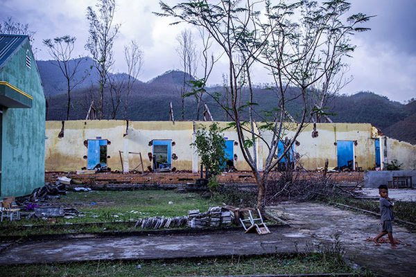 Trường học tại xã Bình An bị tàn phá nặng nề sau bão số 9