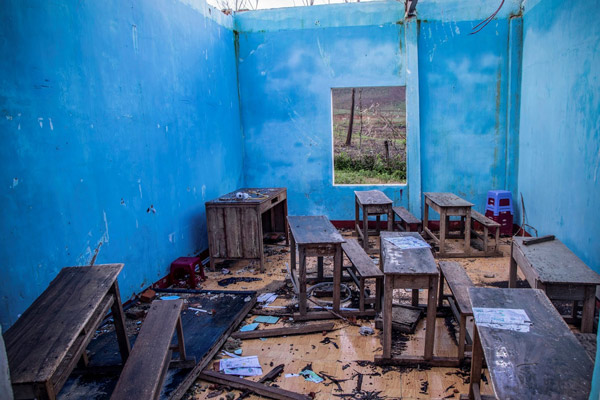 Nhiều phòng học bị đổ sập do ảnh hưởng của bão số 9